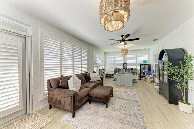 Building Photo - Furnished/Unfurnished ** Annual Rental ** Available 5/1/26 ** 4 Bed/2 Bath Single Family Home ** ...