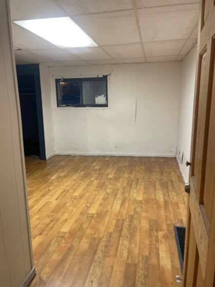 Building Photo - 1102 Van Meter Way