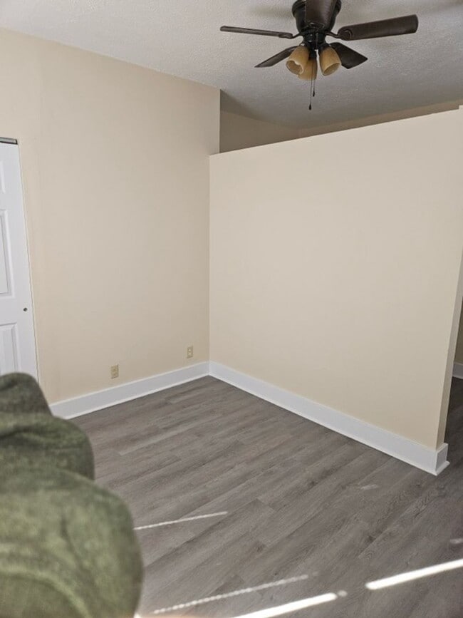 Building Photo - 327 Stanley Ave