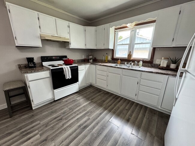 Building Photo - 3 Bed, 1 Bath Home for rent in Elk Run Heights