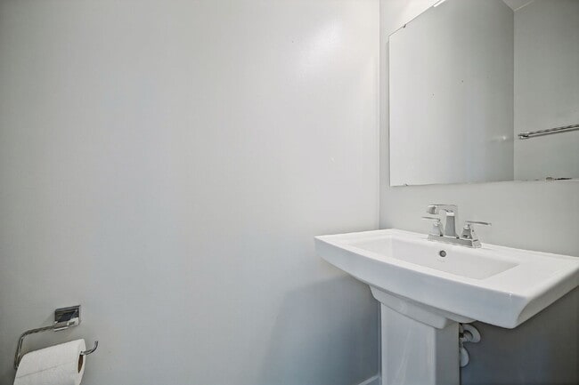 Building Photo - Luxurious 3-bedroom 2.5 bath townhome with Garage in Chesapeake