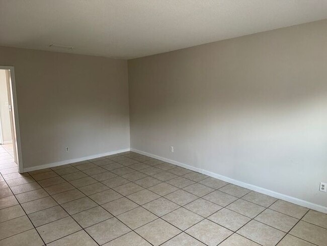 Building Photo - Convenient location in Concord near the hospital