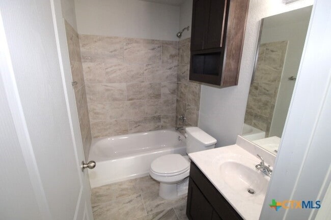 Building Photo - 131 Cameron Dr