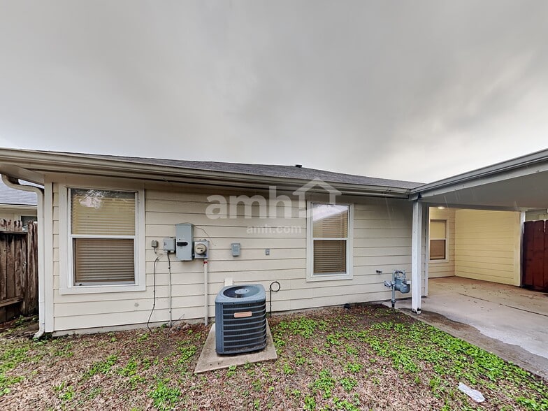Building Photo - 15831 Collinsville Dr