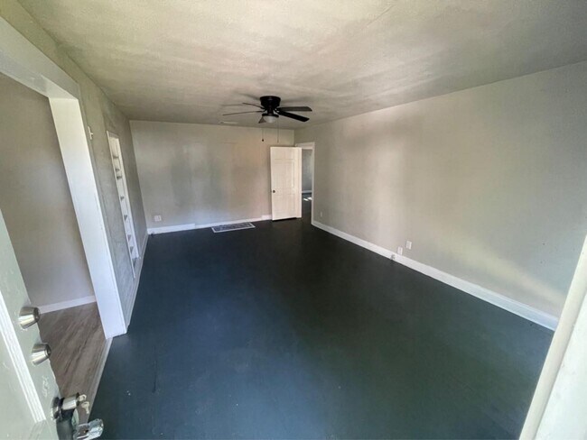 Building Photo - 3116 Alamo Ave