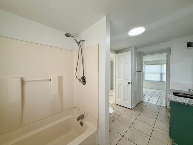 Building Photo - Four Bedroom Bradenton Rental - Large Yard