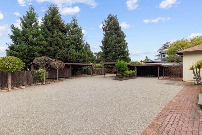 Building Photo - 17 Oak St