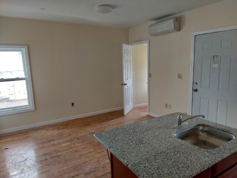 Building Photo - 76-76 New Park Ave