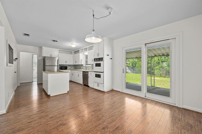 Building Photo - 1607 Glencrest Dr