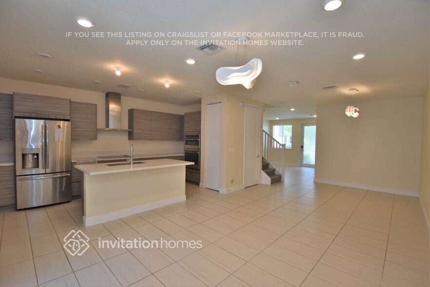 Building Photo - 6450 NW 103rd Pl