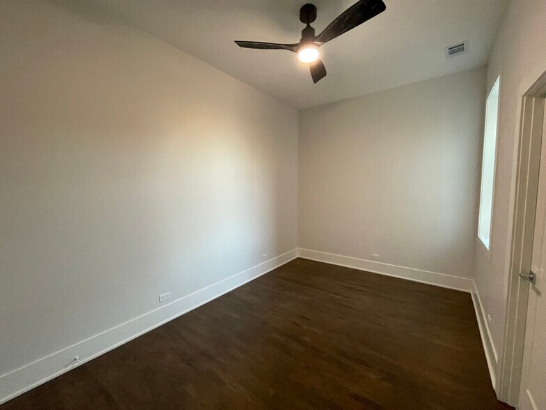 Building Photo - 1647 W Hubbard St