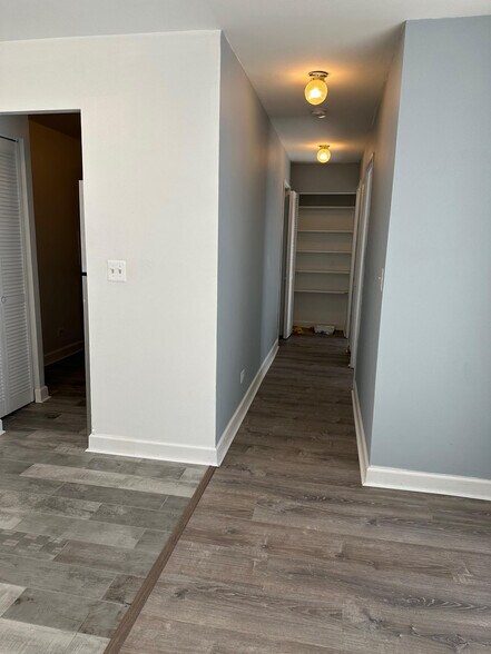 Building Photo - 3825 N Pine Grove Ave