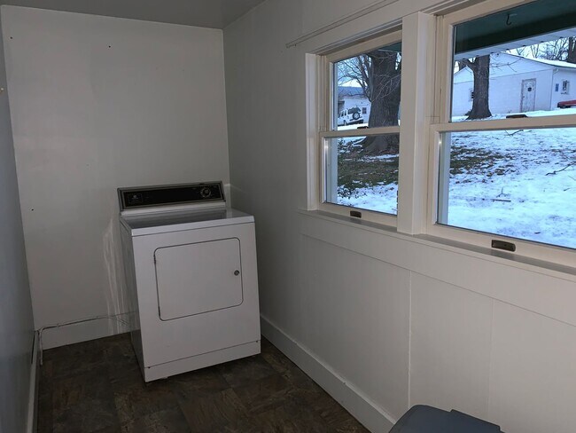 Building Photo - Multi-level 3-bedroom, 1-bath single-family home