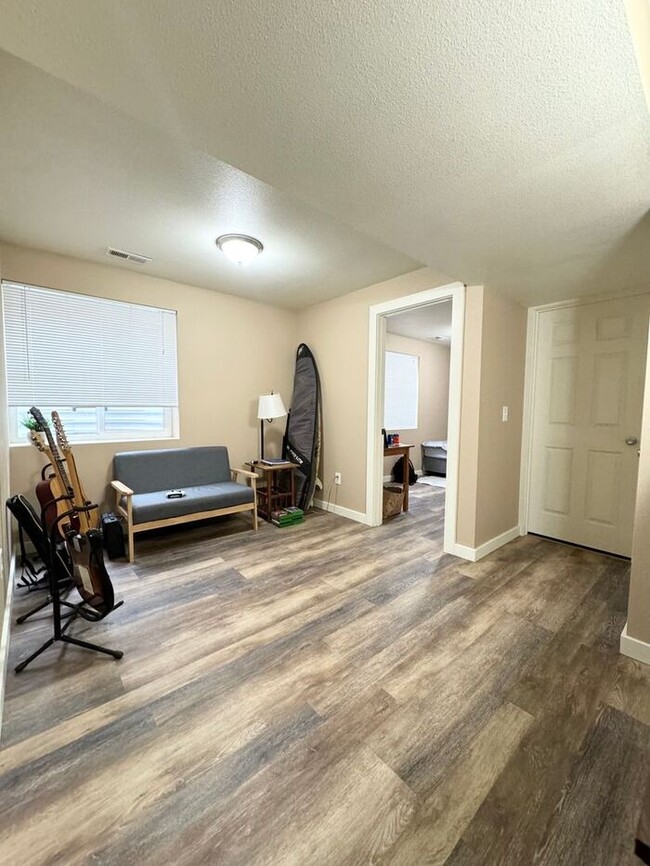 Building Photo - 3 Bedroom, 3.5 Bathroom Townhome, Close to...