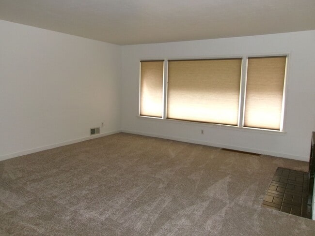 Building Photo - Beautiful 3 bedroom, 2 bath home w/4-car t...