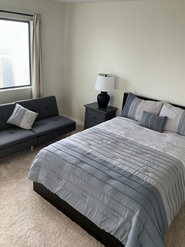 Building Photo - Los Caballeros #001