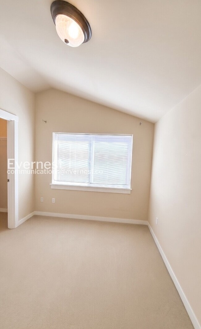 Building Photo - 3 Bed, 1.5 Bath Townhome with Fenced Yard / Vouchers Accepted / Coming Soon!