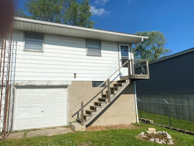 Building Photo - One Bedroom in Roxana