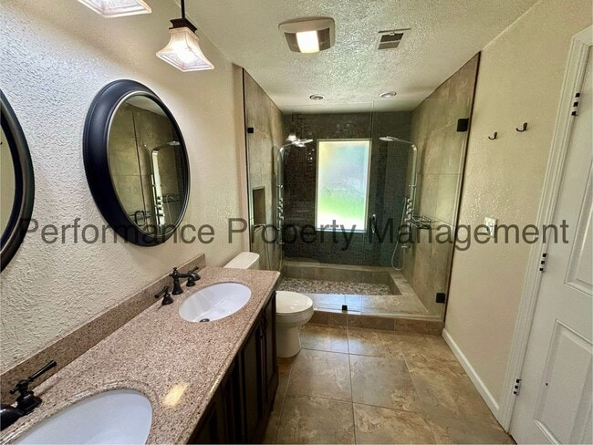 Building Photo - Charming 3 Bed/2 Bath in Porterville w/ RBP & $0 Deposit Option