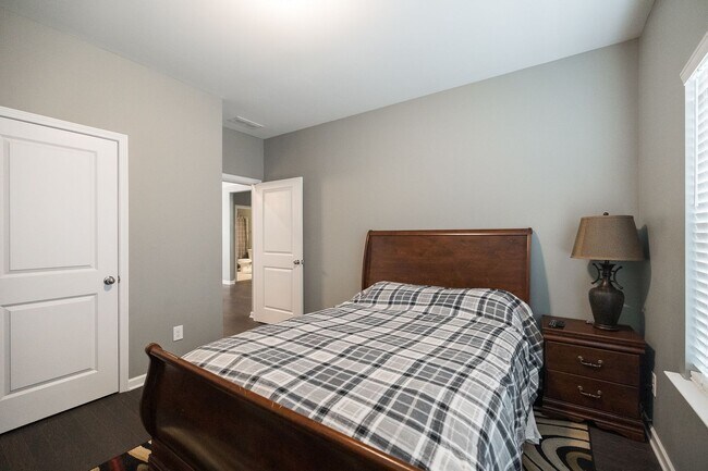 Building Photo - 1420 Day Dr