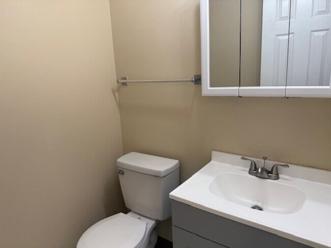 Building Photo - Three Bedroom 1.5 Bath Townhouse in Wester...