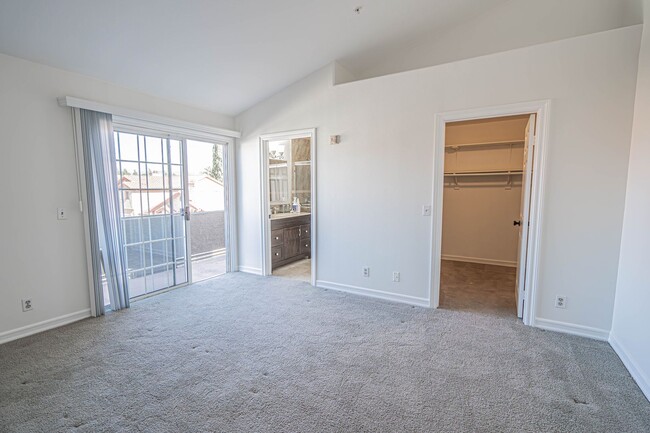 Building Photo - Reseda - 2 Bedroom Condo for Rent!