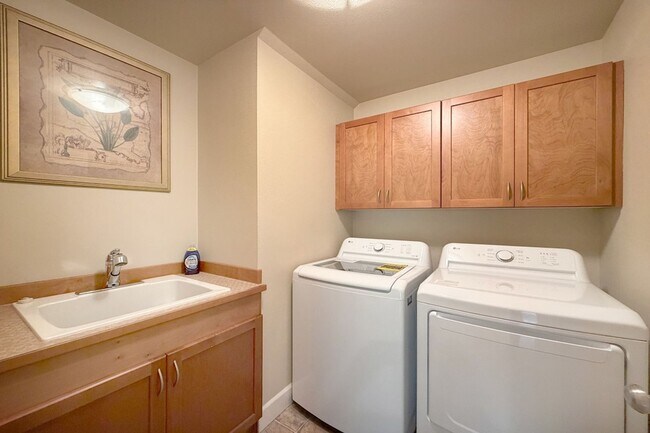 Building Photo - 5Bd/2.75Ba Sammamish Home
