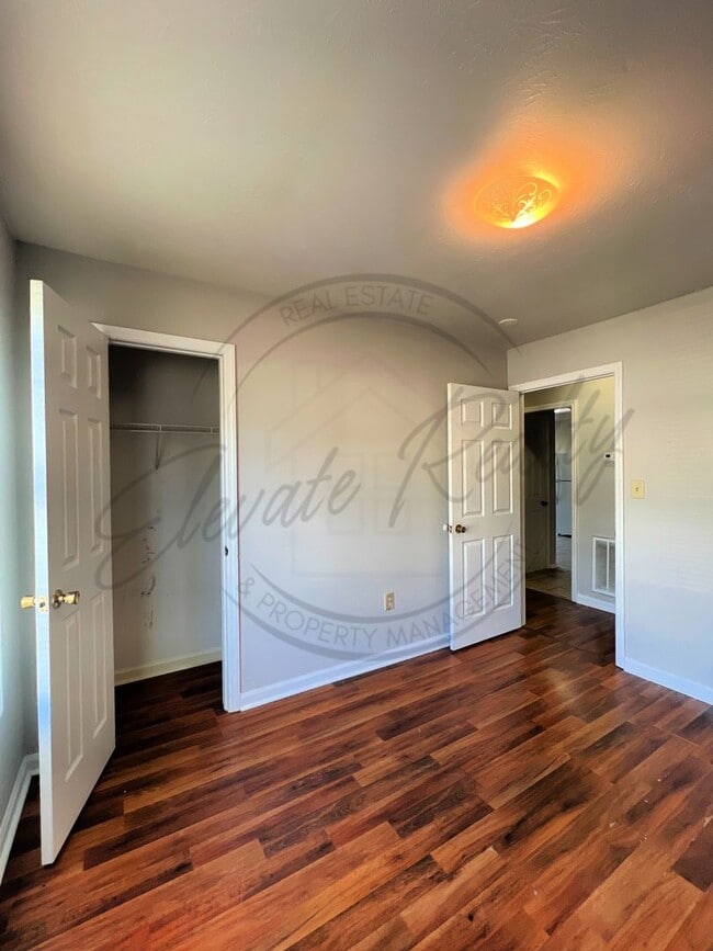 Building Photo - ON SPECIAL: Three Bedroom Ranch with Appli...