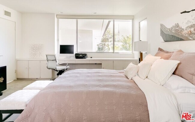 Building Photo - 5470 Katherine Ave