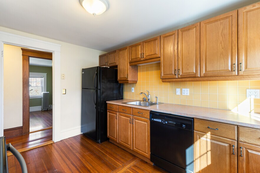 Kitchen - 72 Dana St