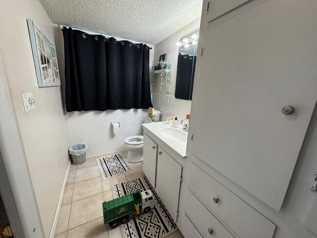 Building Photo - "Experience Elegant Living: 4-Bed Home with Granite Touches & Cozy Fireplace in Cottage Grove!"