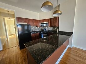 Building Photo - 2417 W Warren Blvd