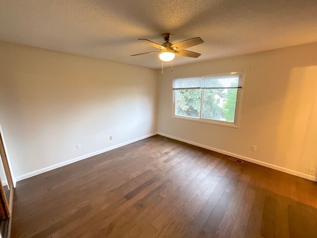 Building Photo - 3 Bedroom Home Available Near Research Pkw...