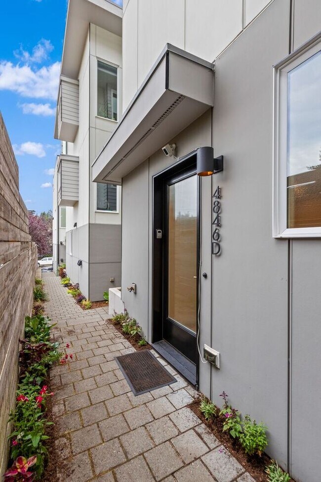 Building Photo - Sweet Ultra-Modern Air-Conditioned West Seattle Townhome w/ Parking
