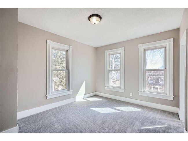 Building Photo - 707 Jenks Ave E