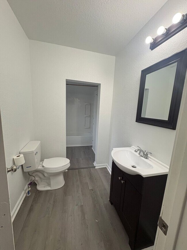 Building Photo - Stunning 5 Bedroom Home