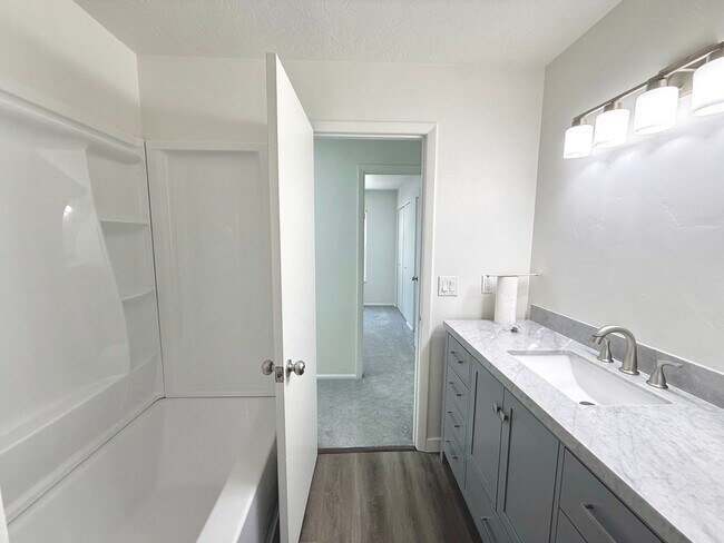 Building Photo - Open House June 20th | 3 Bedroom Townhome in Holladay