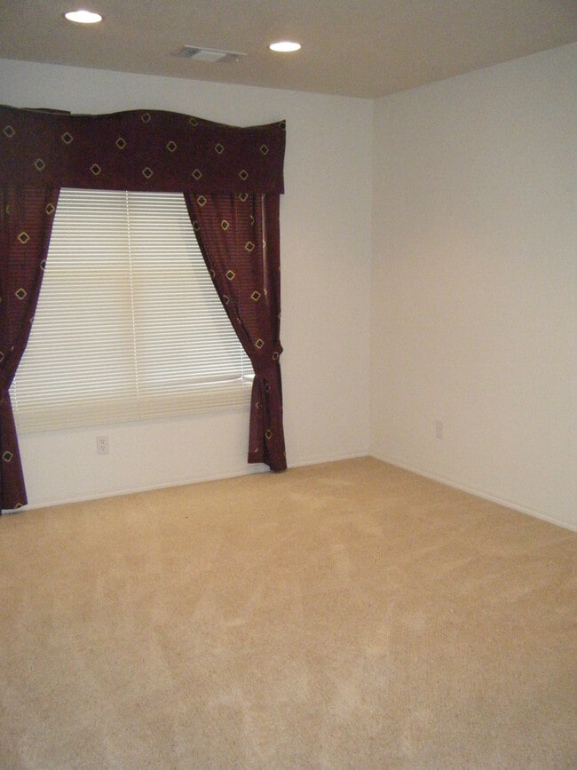 Building Photo - Quiet Cul De Sac!