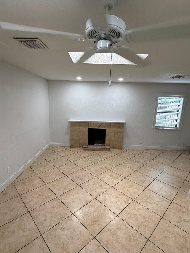 Building Photo - 741 Roseland Dr
