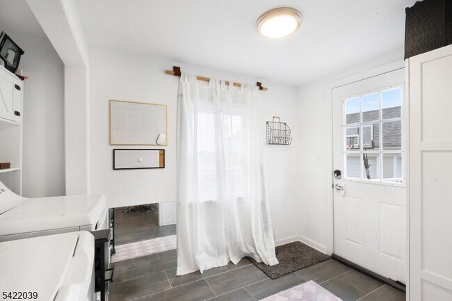 Building Photo - 60 Searing St