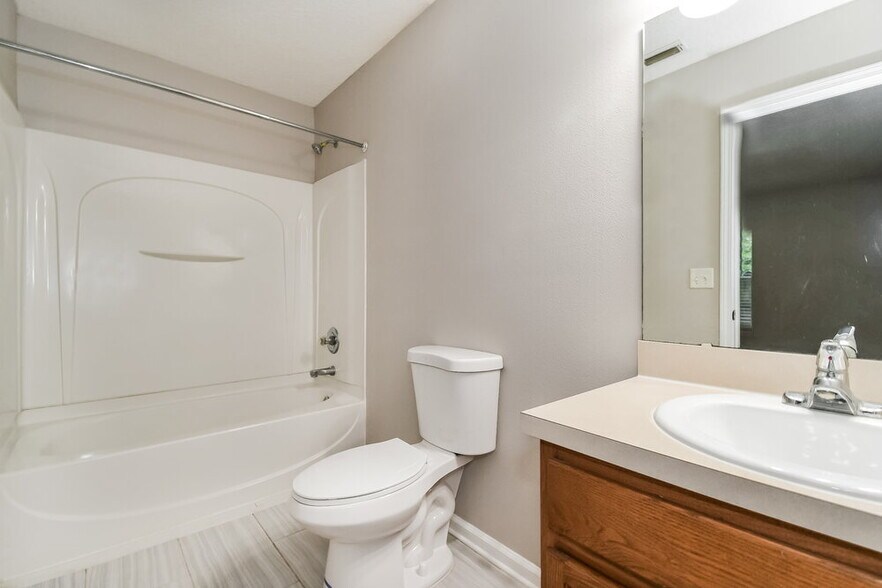 Building Photo - 2140 Thomas Ct