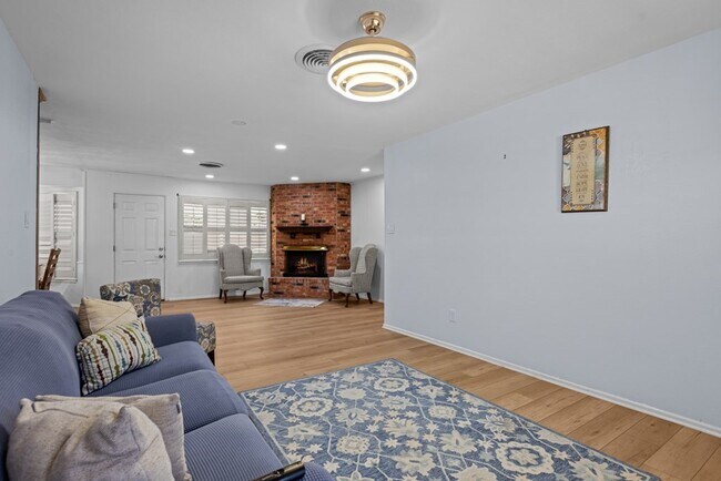 Building Photo - 3700 Fairmont Dr