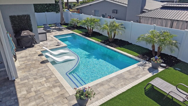 Building Photo - 875 SE 13th Ave