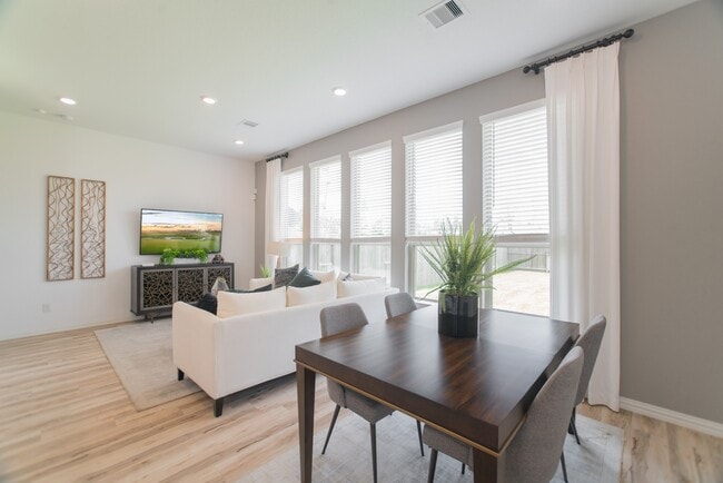 Building Photo - 438 Lake Day Dr