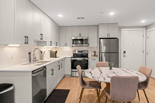 Building Photo - 916 N Delaware Ave