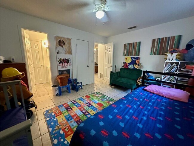 Building Photo - 1914 NE 21st Pl