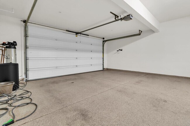 Building Photo - 72 Tulip