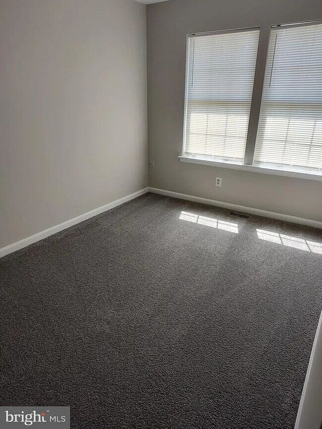 Building Photo - EDGEWOOD - STONELIEGH SQUARE TOWNHOUSE