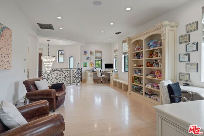 Building Photo - 20101 SW Cypress St