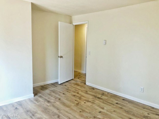 Building Photo - 10112 NE 68th St